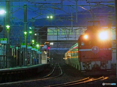 2015.12.16 今朝の8009ﾚ：闇を抜けて