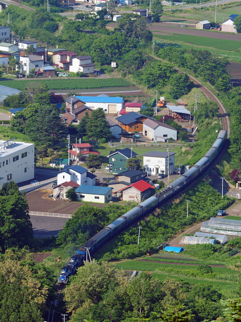 2015.06.19 今朝の8007ﾚ：Ｓラインの築堤を駆ける＾＾