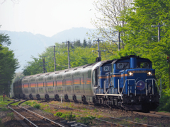 2015.05.23 昨日の8009ﾚ：新緑に囲まれて♪