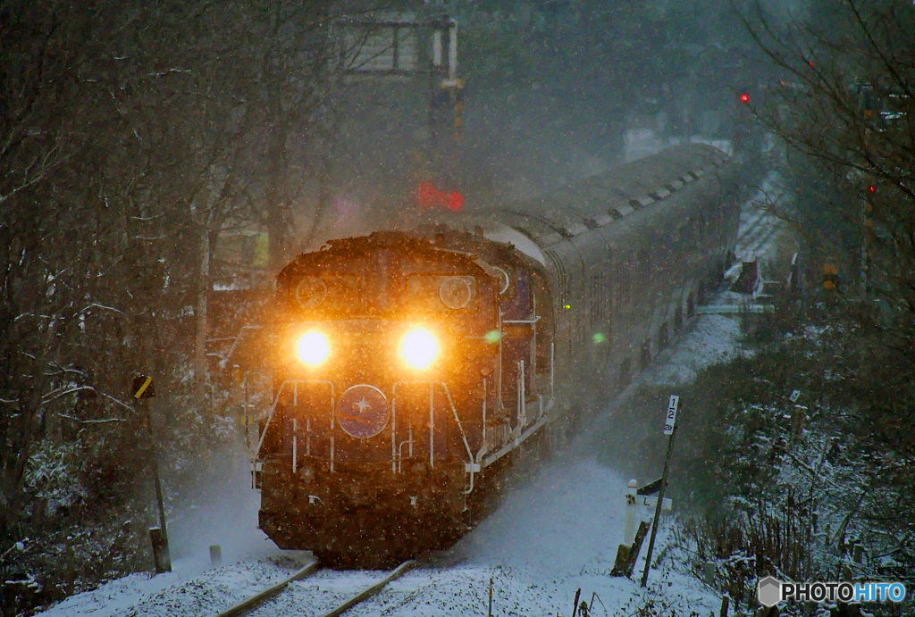 2015.12.19 今朝の8009ﾚ：雪降る中