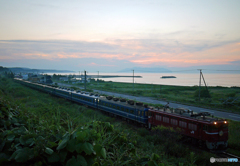 2015.08.05 昨日の202ﾚ：朝焼け直前の津軽海峡線を往く
