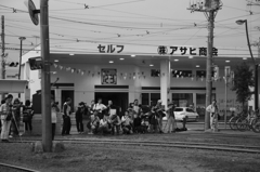 勢揃いした車両の正面側に陣取る