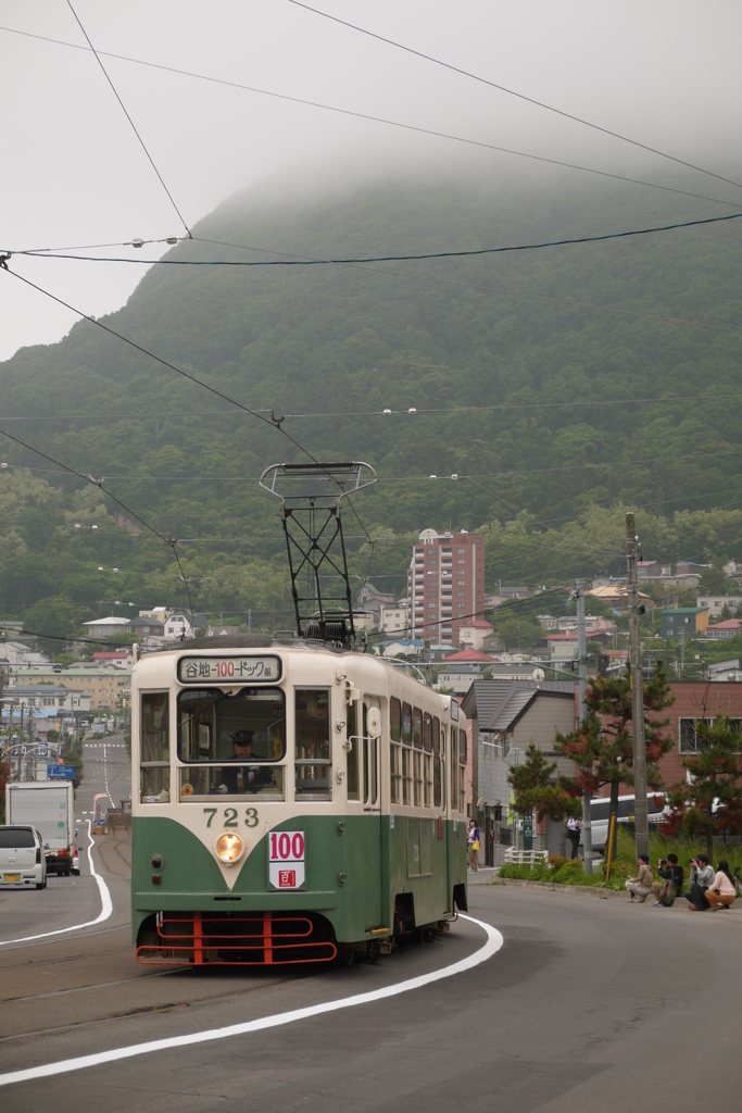 函館山をバックに走る７２３号