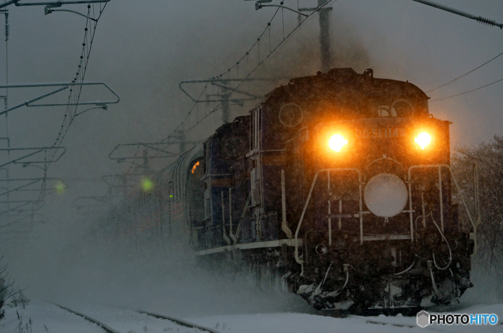 2015.12.05 今朝の8009ﾚ：雪煙舞い上げて～(*'▽')