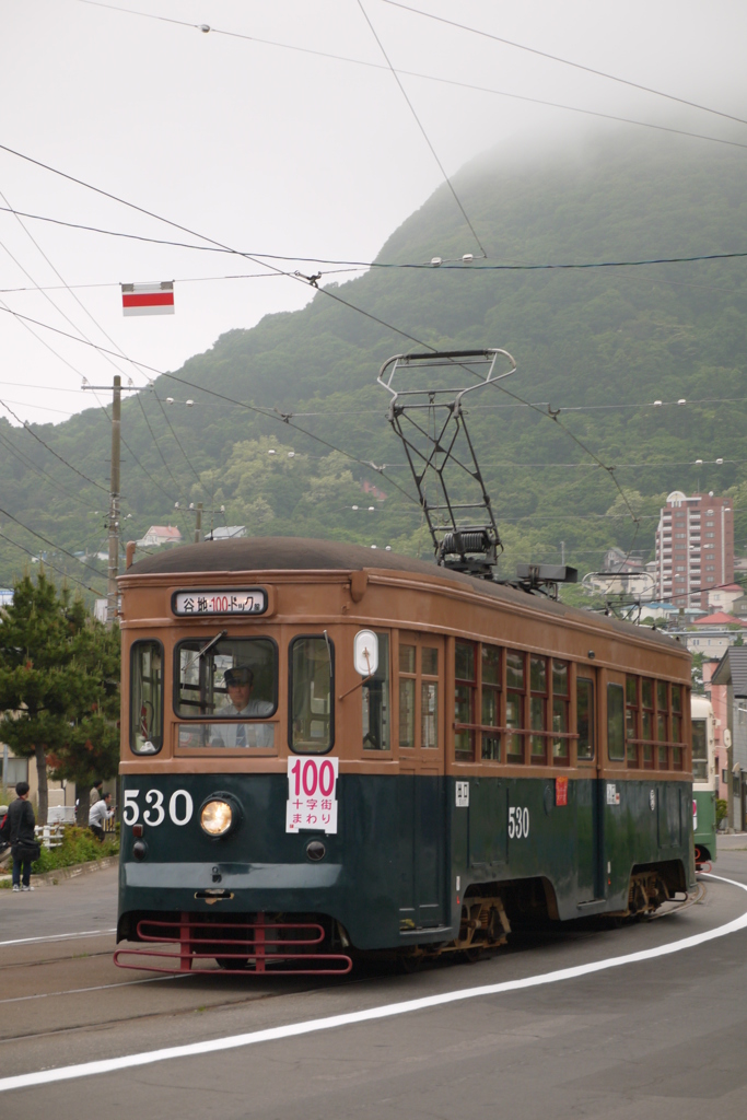 函館山を背景に走る５３０号