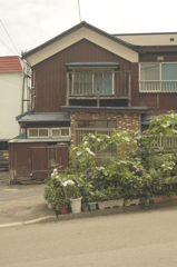 東坂沿いに建つ家屋
