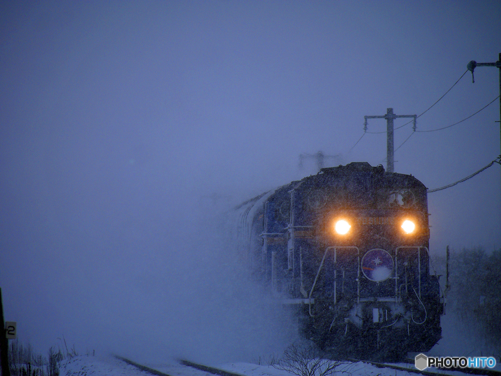 2015.12.19 今朝の8009ﾚ：今季初の豪雪列車(^^)v