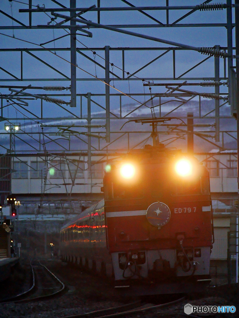 2015.11.25 今朝の8009ﾚ：夜明け１分前・冬暁を往く