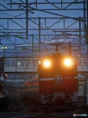 2015.11.25 今朝の8009ﾚ：夜明け１分前・冬暁を往く