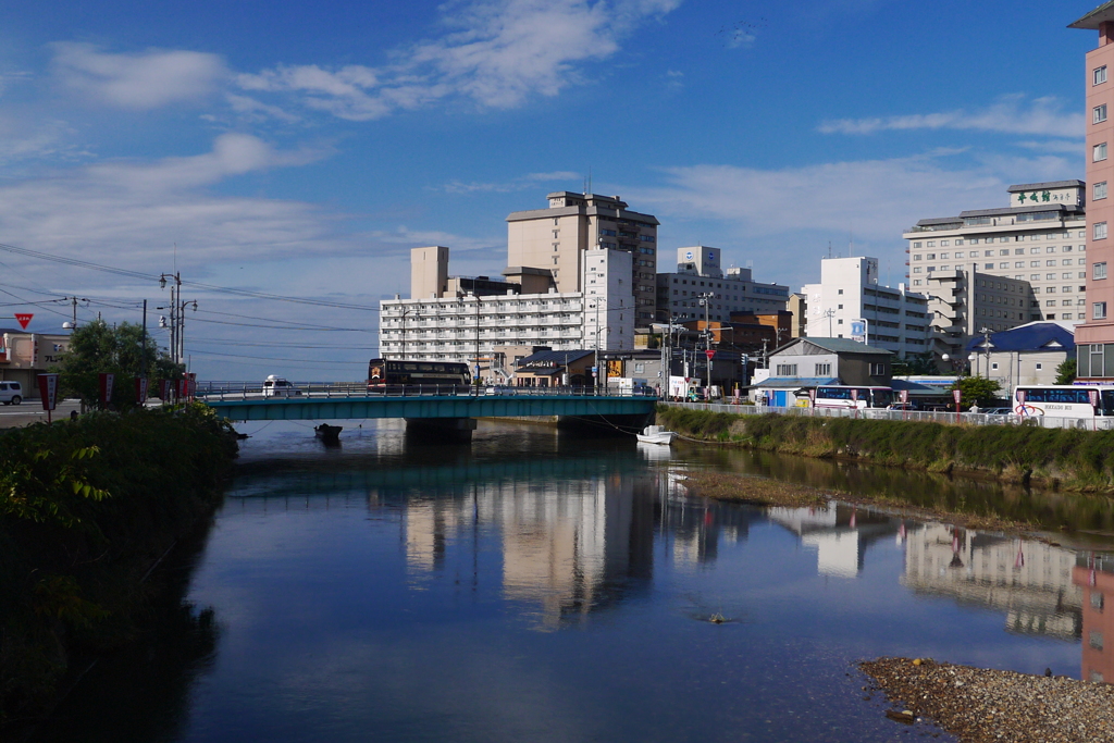 温泉街と河口