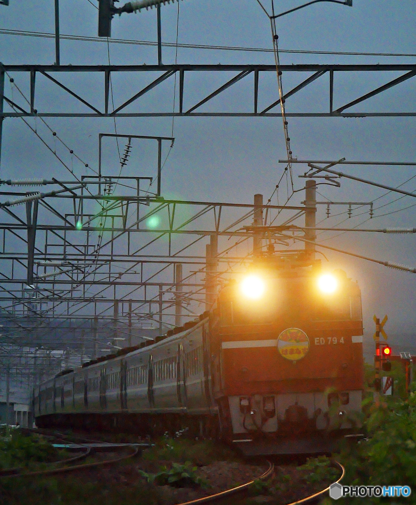 2015.08.08 今朝の202ﾚ：夜明け１分前、１１編成が往く