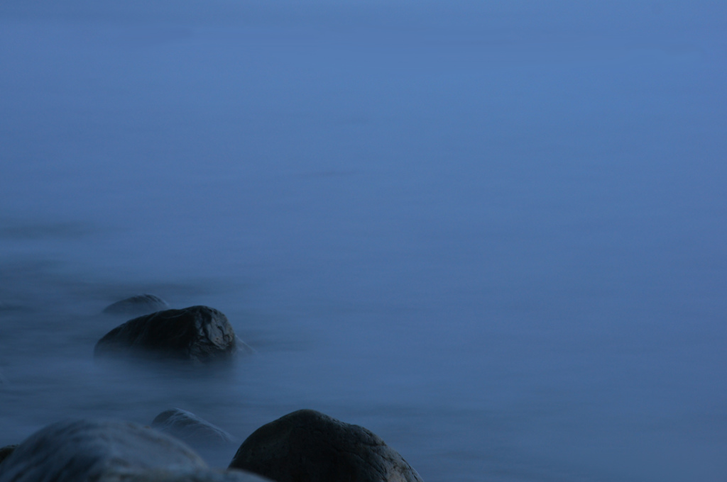 闇夜の海