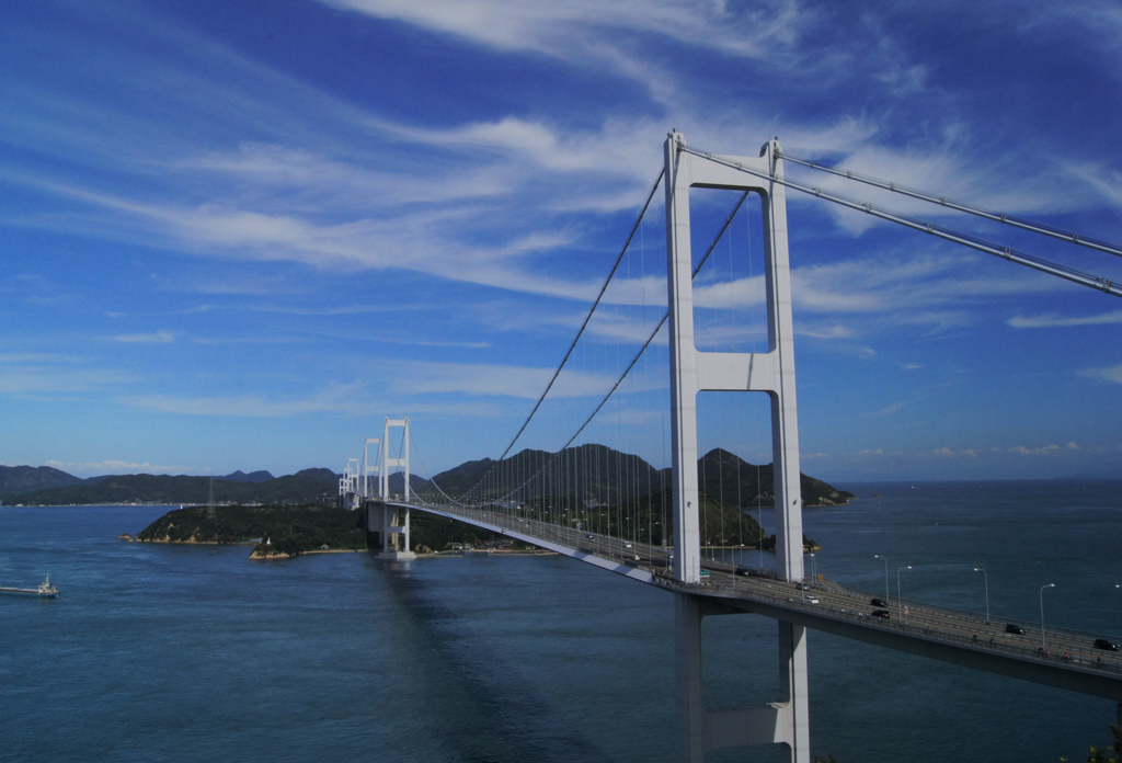 秋空と来島海峡大橋