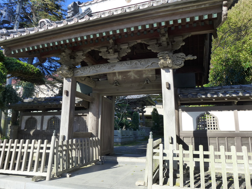 立派な構えの山門