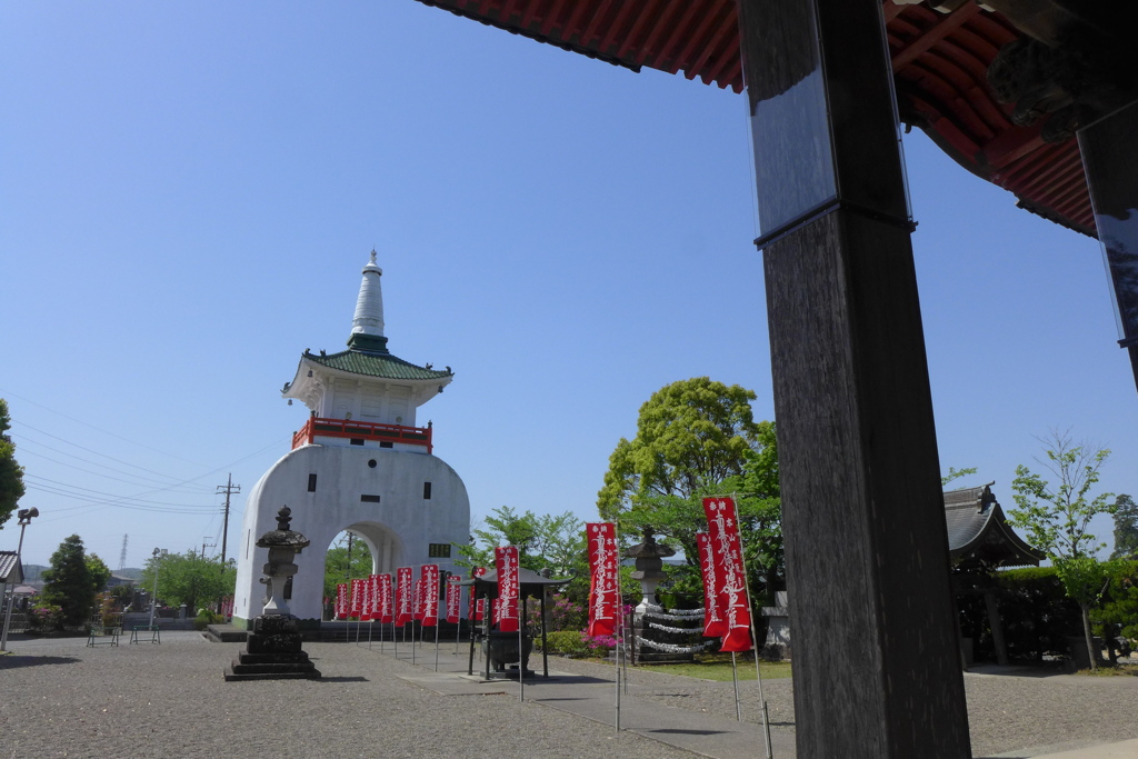 本堂から見た山門