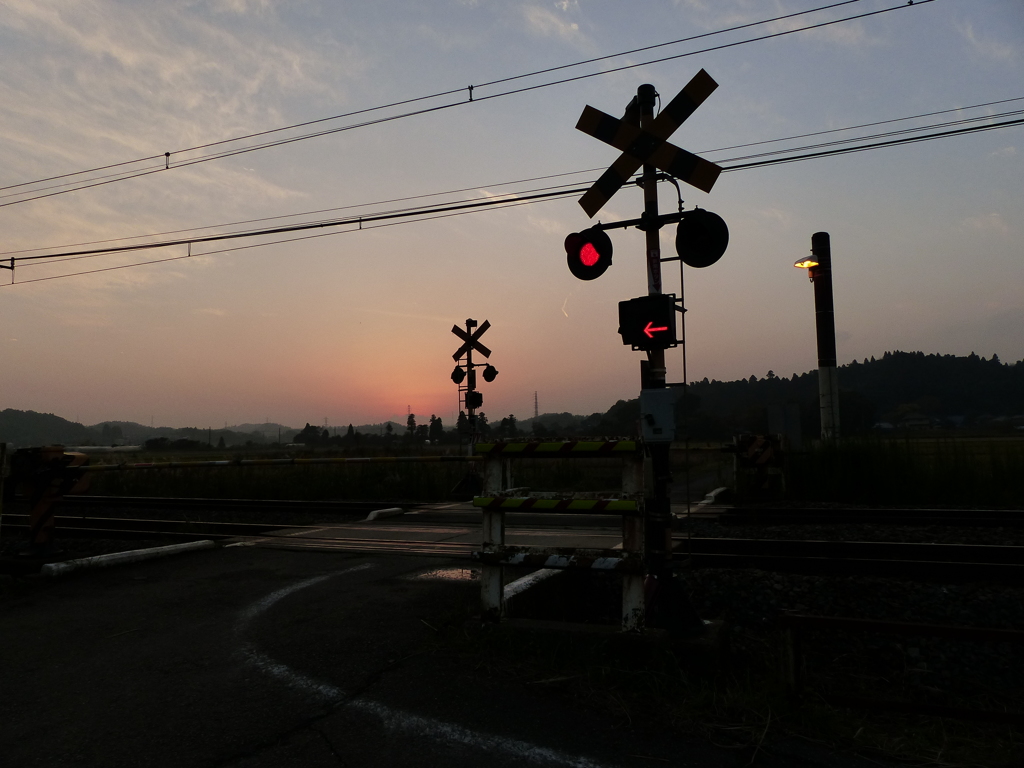 踏切の夕景