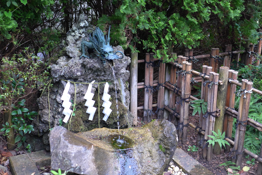 変わった手水