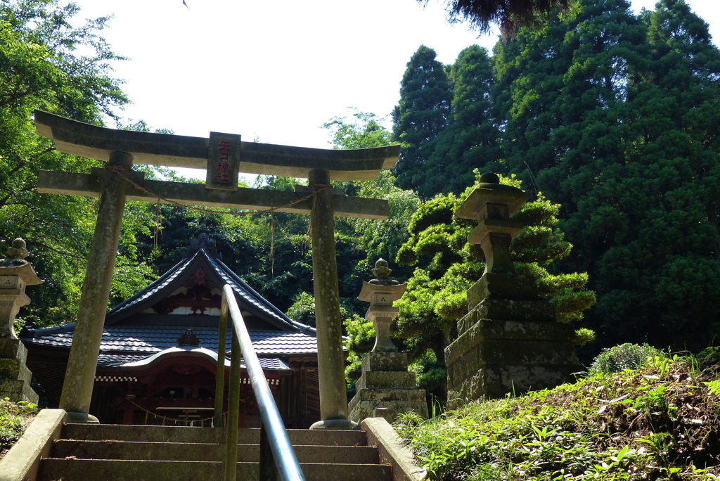 山腹の神社　1