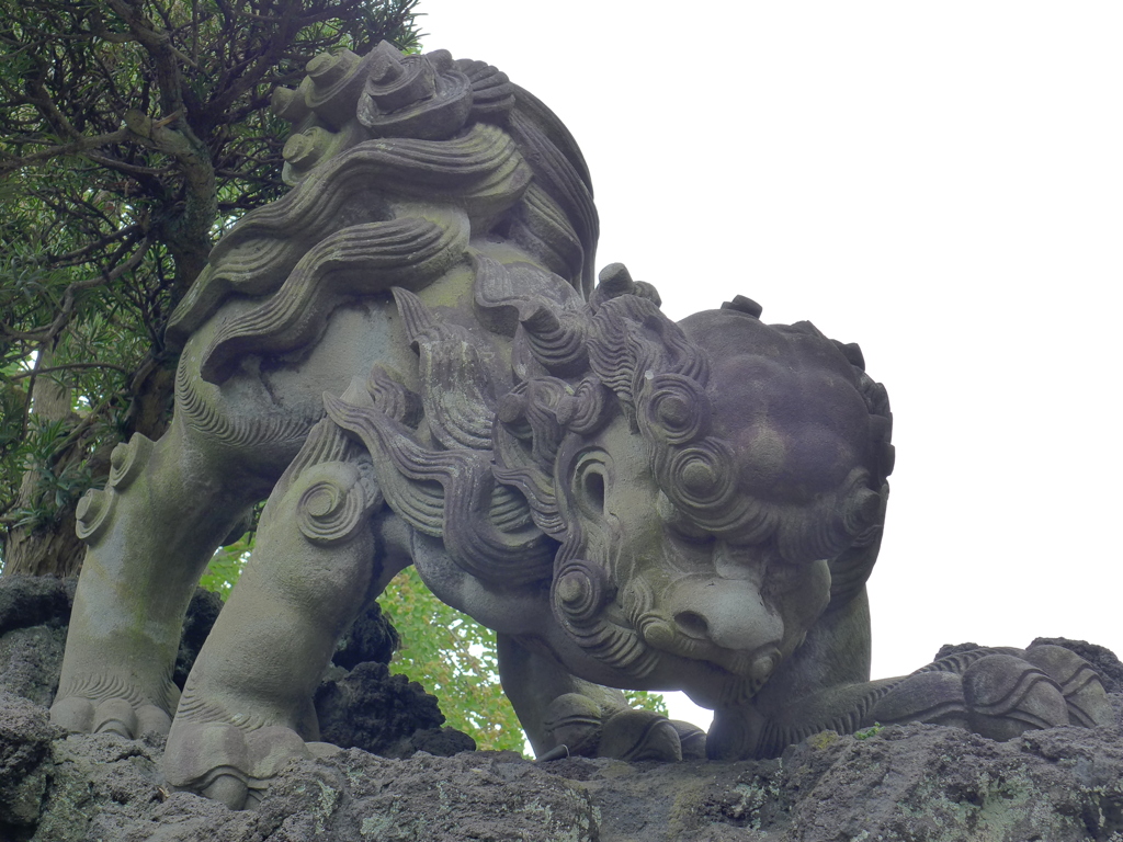 左側の親獅子