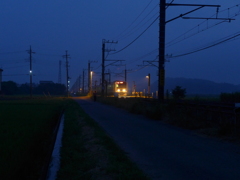 踏切に電車が到達