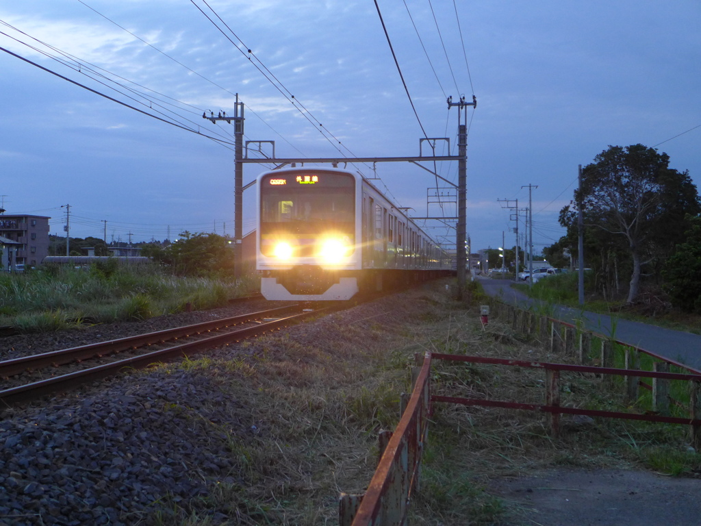 だいぶ暗い中を電車が来る②