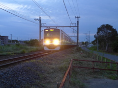 だいぶ暗い中を電車が来る②