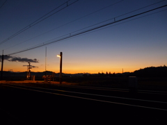 踏み切りと夕陽