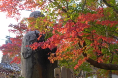 立像と紅葉