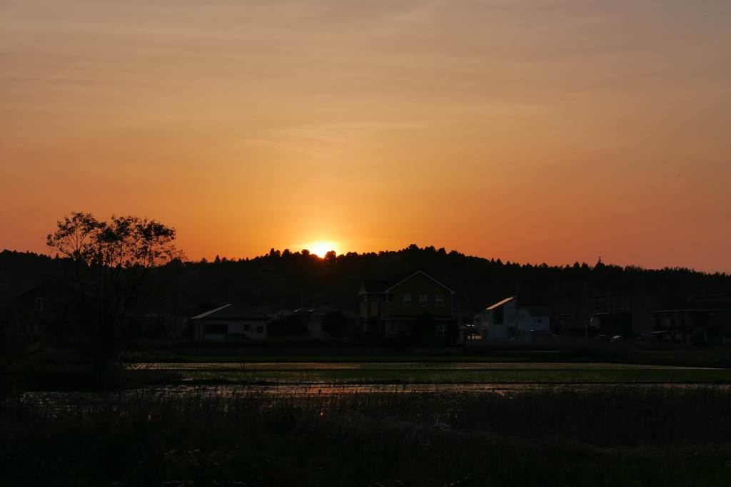 丘陵に沈む夕日