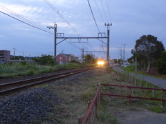 だいぶ暗い中を電車が来る①