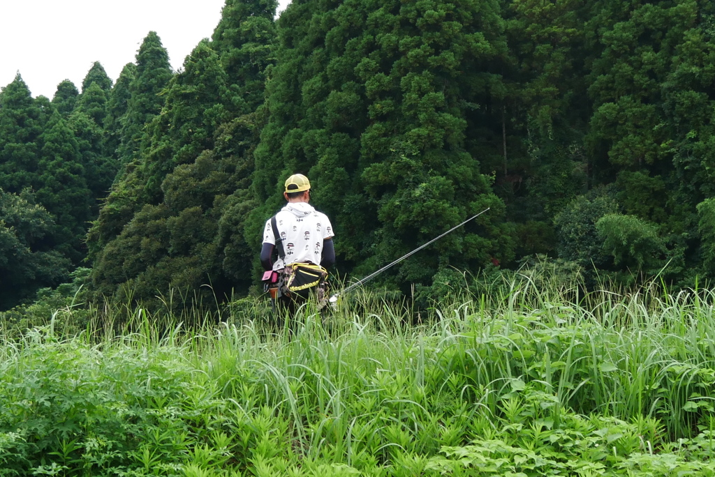 ブラックバスを釣る人