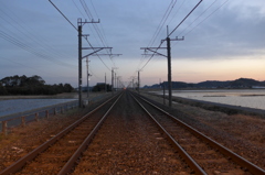 夕暮れの鉄路