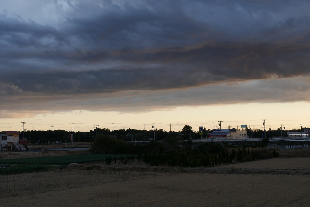 低く垂れこめた雲