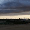 低く垂れこめた雲