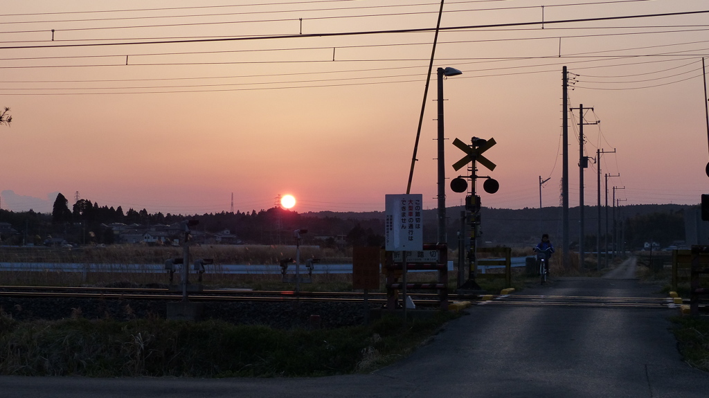 夕陽と踏切
