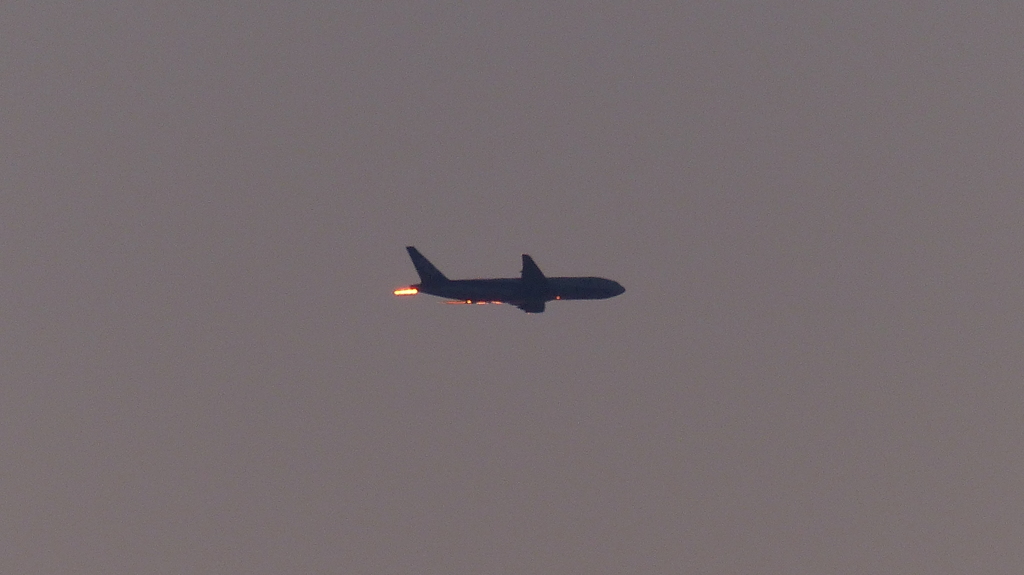 夕陽を受ける飛行機