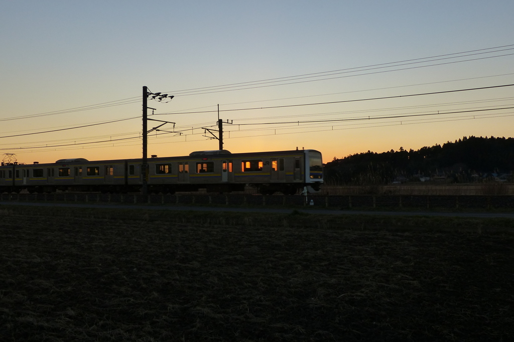 夕暮れをゆく電車