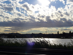 線路越しの湖（田んぼ）