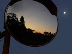 夕焼けと月