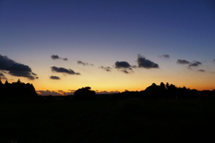 雲が飛ぶ夕空