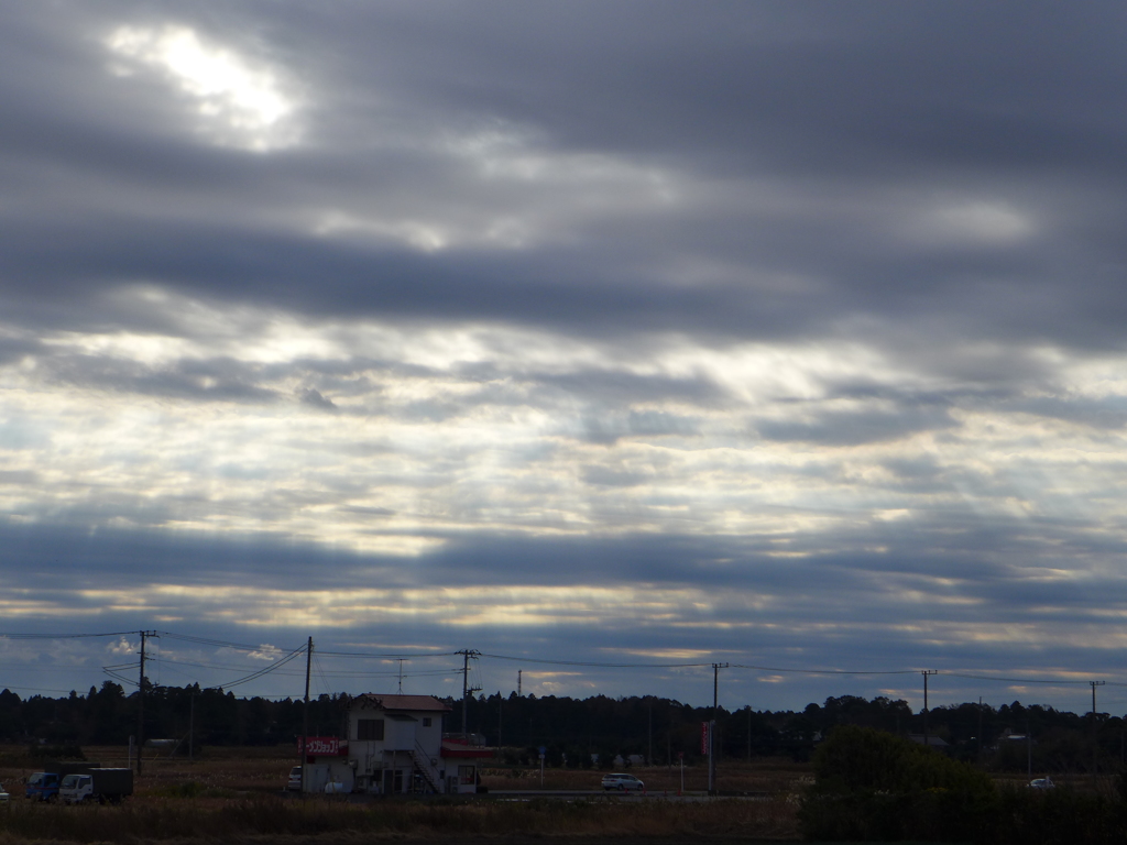 重苦しい朝雲