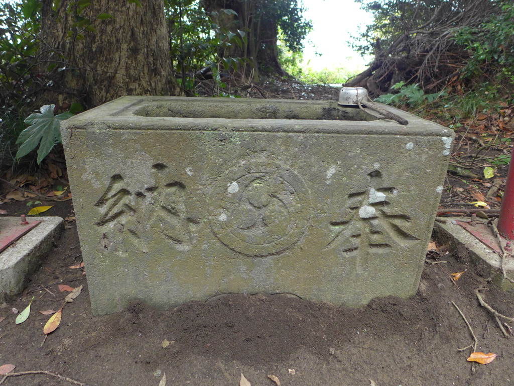 近くに神社の手水鉢