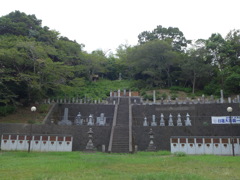 歴代僧侶の墓と碑