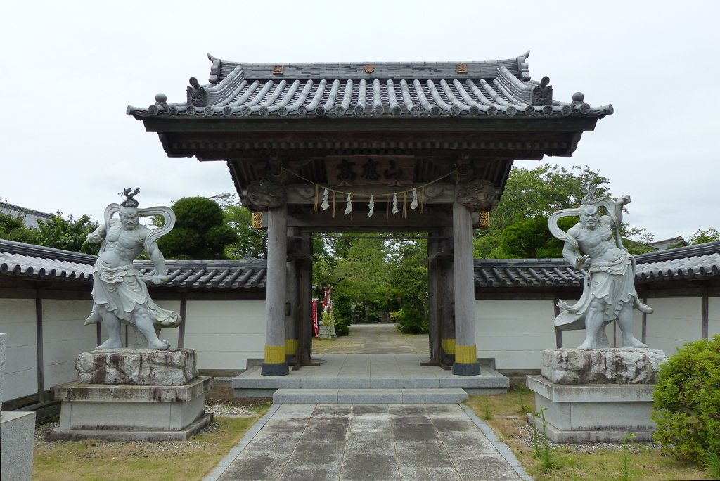 山門と阿吽像