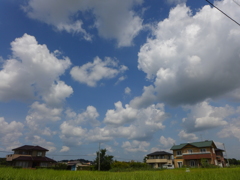 襲い掛かるような雲
