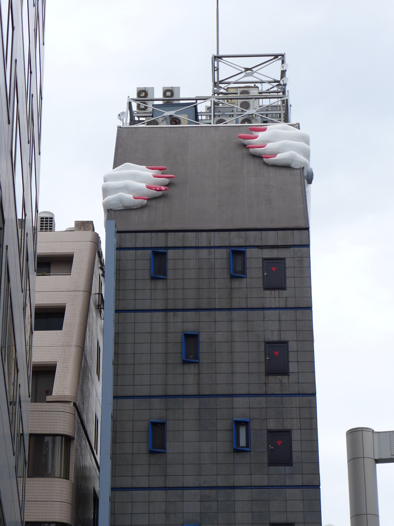 ビルに登ってる！？