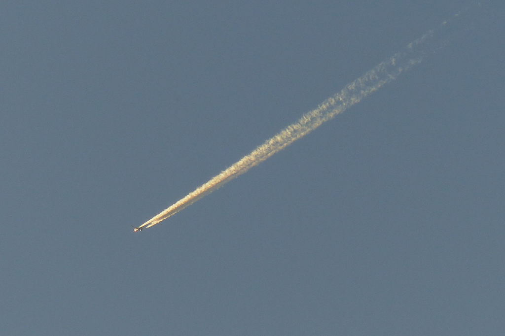 西に向かう飛行機