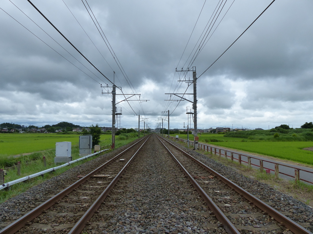 梅雨空の鉄路