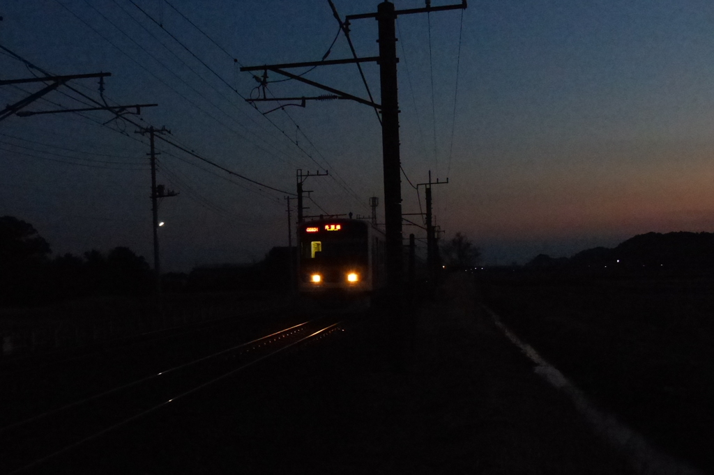 宵闇の上り電車