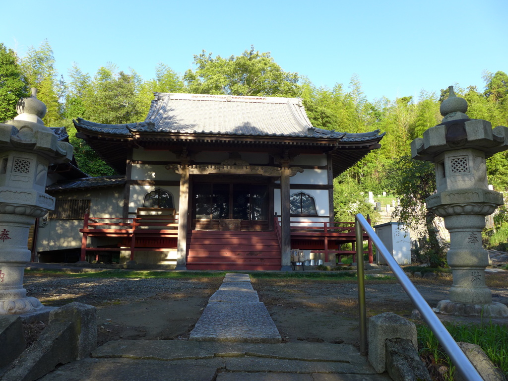 階段から見上げた本堂